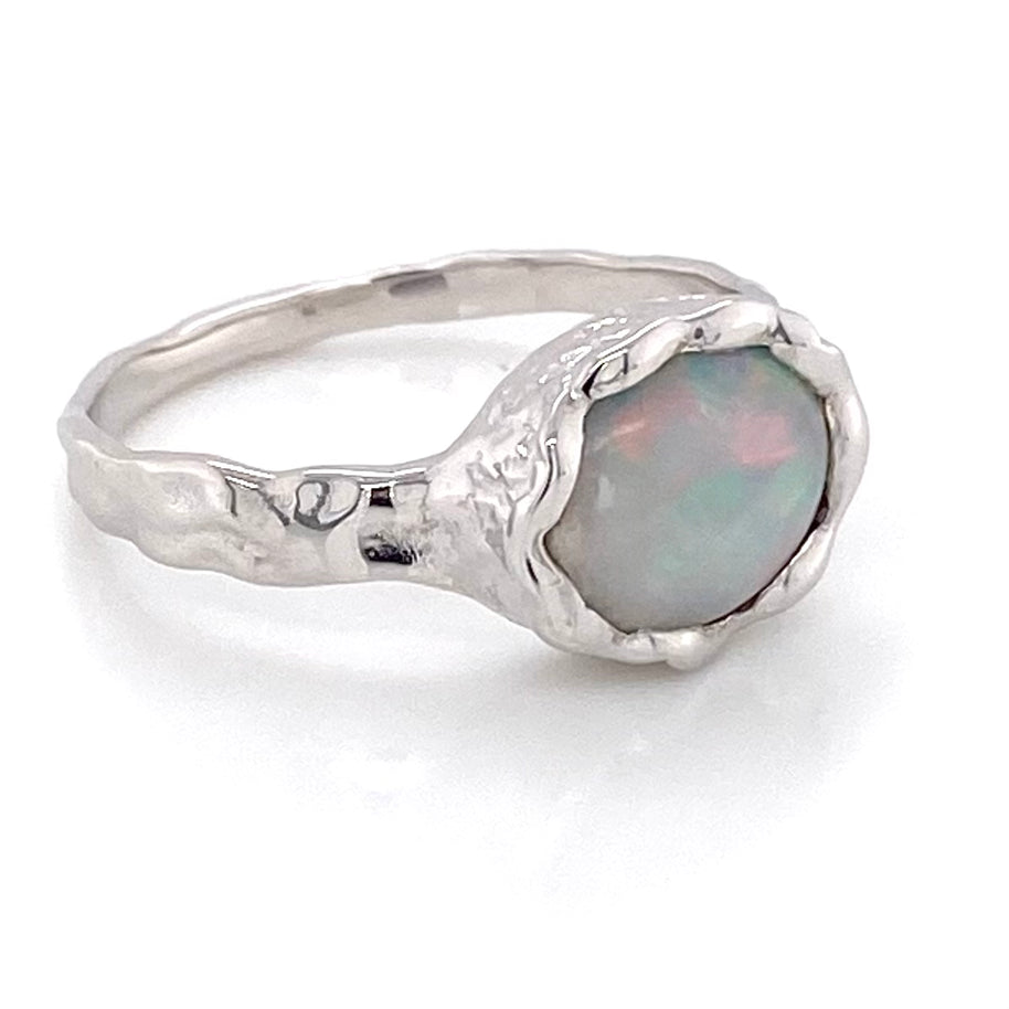 Ring med en ægte solid crystal opal fra Australien, indfattet i sterling sølv med organiske former.