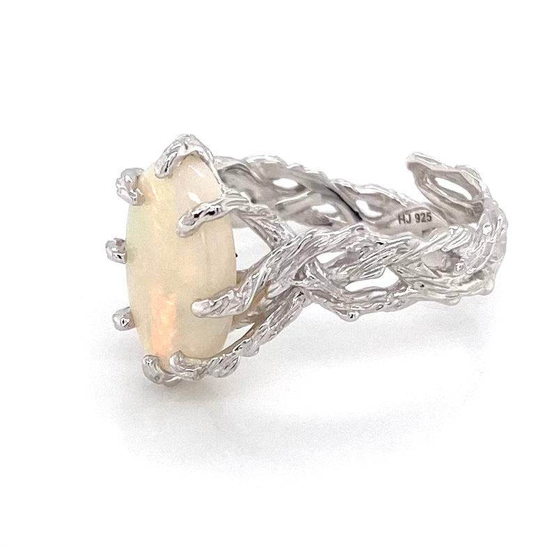 Ring med ægte solid opal fra Australien. Opalen er indfattet i rustikt sterling sølv. Krogede rustikke grene af sterling sølv holder opalen på plads.