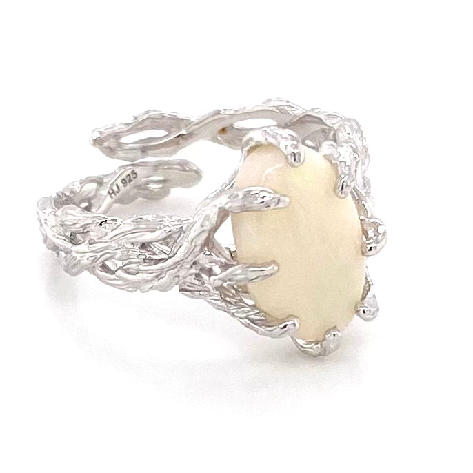 Ring med ægte solid opal fra Australien. Opalen er indfattet i rustikt sterling sølv. Krogede rustikke grene af sterling sølv holder opalen på plads.