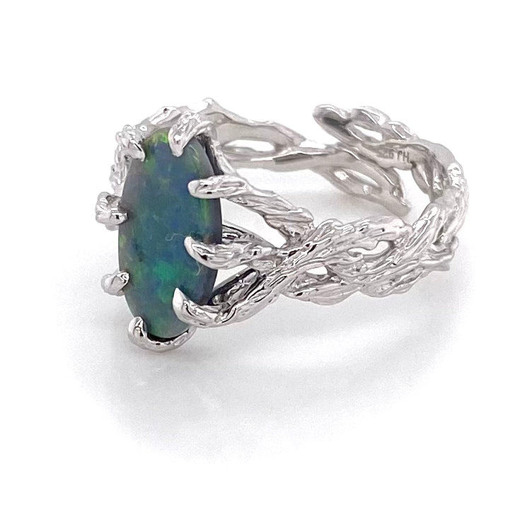 Ring med ægte solid opal fra Australien. Opalen er indfattet i rustikt sterling sølv. Krogede rustikke grene af sterling sølv holder opalen på plads.