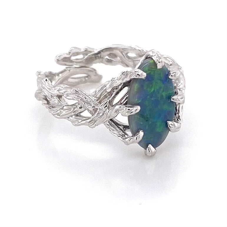 Ring med ægte solid opal fra Australien. Opalen er indfattet i rustikt sterling sølv. Krogede rustikke grene af sterling sølv holder opalen på plads.