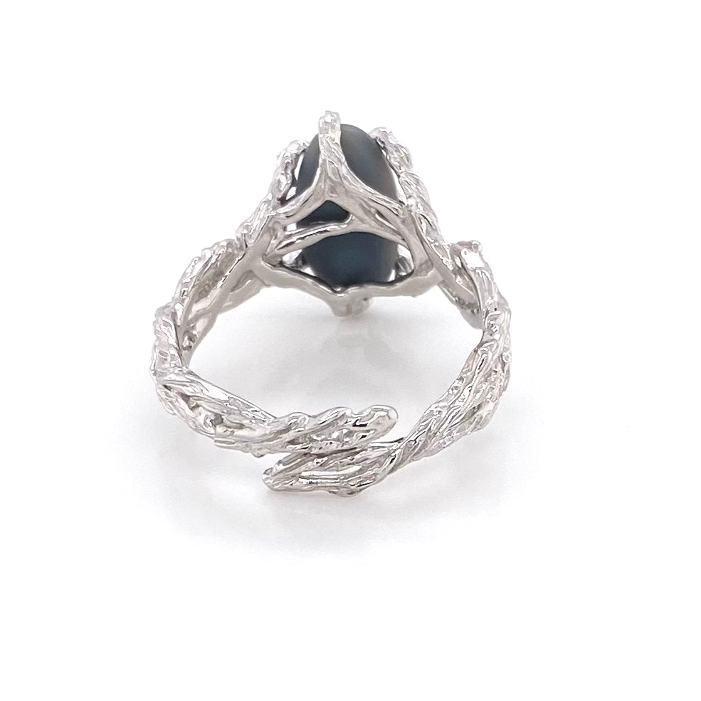 Ring med ægte solid opal fra Australien. Opalen er indfattet i rustikt sterling sølv. Krogede rustikke grene af sterling sølv holder opalen på plads.
