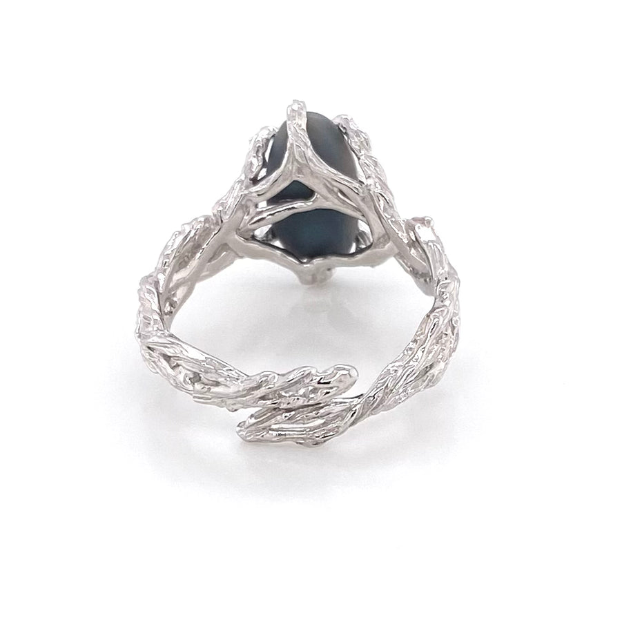 Ring med ægte solid opal fra Australien. Opalen er indfattet i rustikt sterling sølv. Krogede rustikke grene af sterling sølv holder opalen på plads.