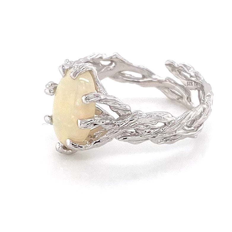Ring med ægte solid opal fra Australien. Opalen er indfattet i rustikt sterling sølv. Krogede rustikke grene af sterling sølv holder opalen på plads.