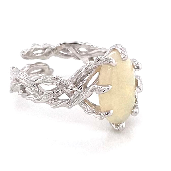 Ring med ægte solid opal fra Australien. Opalen er indfattet i rustikt sterling sølv. Krogede rustikke grene af sterling sølv holder opalen på plads.
