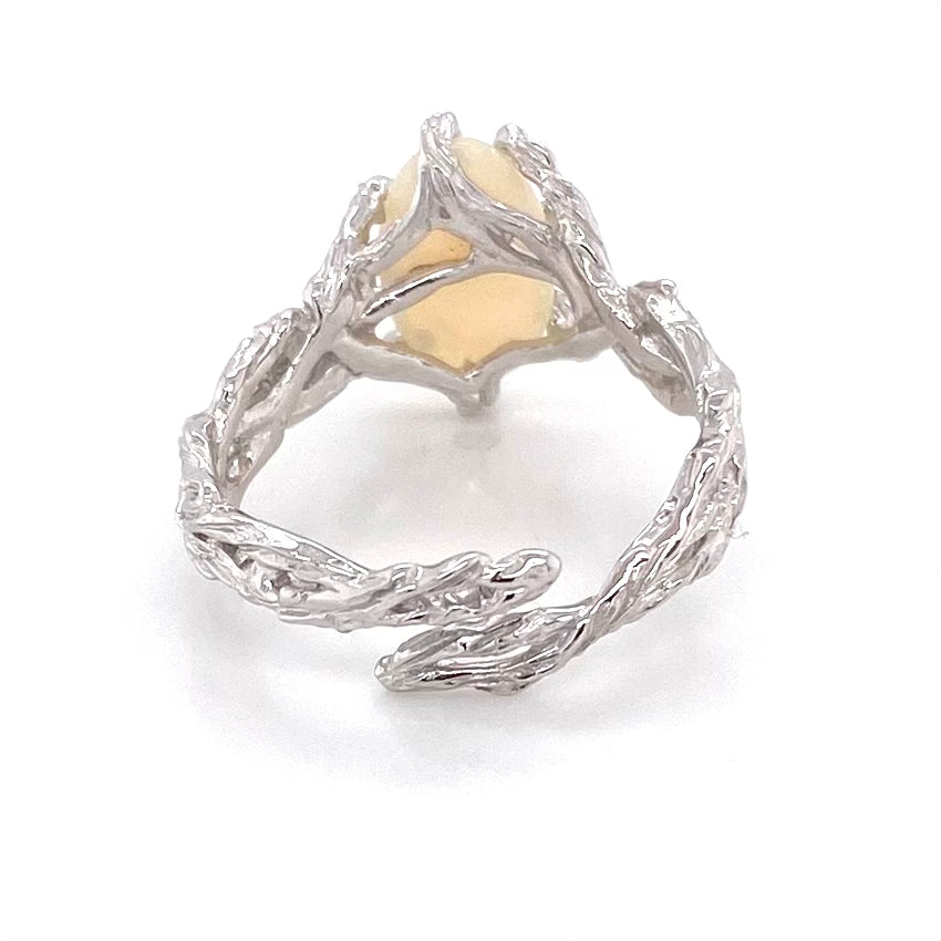 Ring med ægte solid opal fra Australien. Opalen er indfattet i rustikt sterling sølv. Krogede rustikke grene af sterling sølv holder opalen på plads.