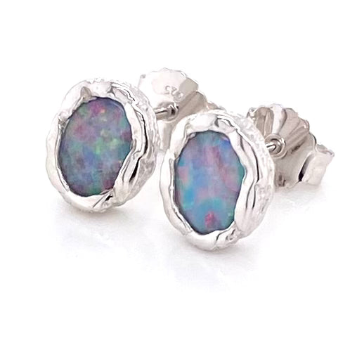 Ørestikkerne har ægte solid crystal opal fra Australien, indfattet i sterling sølv med organiske former.
