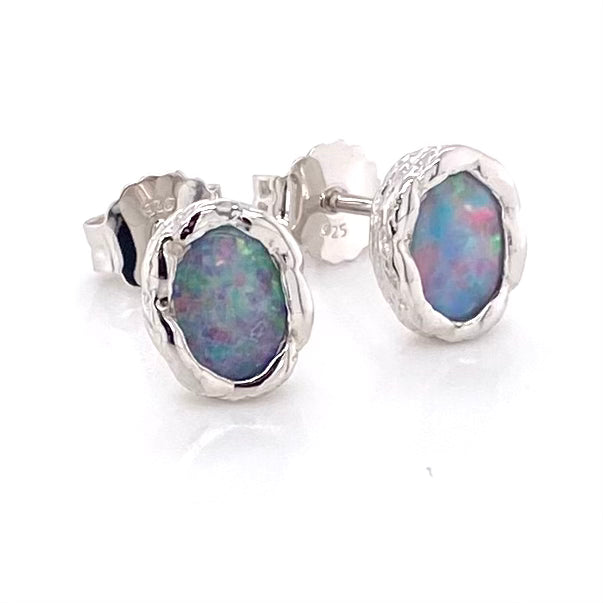 Ørestikkerne har ægte solid crystal opal fra Australien, indfattet i sterling sølv med organiske former.
