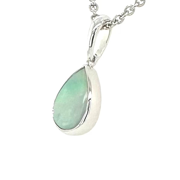 Vedhæng med en ægte solid krystal opal fra Australien indfattet i rhodineret sterling sølv.