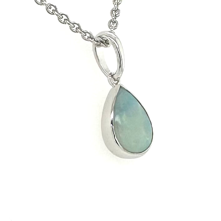 Vedhæng med en ægte solid krystal opal fra Australien indfattet i rhodineret sterling sølv.