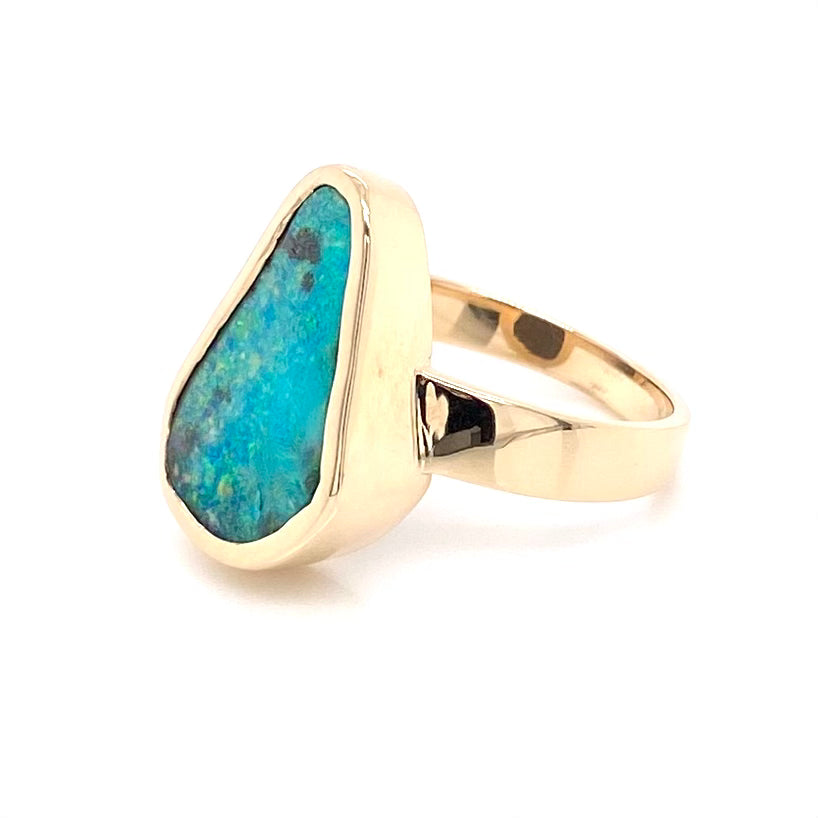 Ring med ægte solid boulder opal fra Australien indfattet i 14 karat guld. Ringen kommer med certifikat.