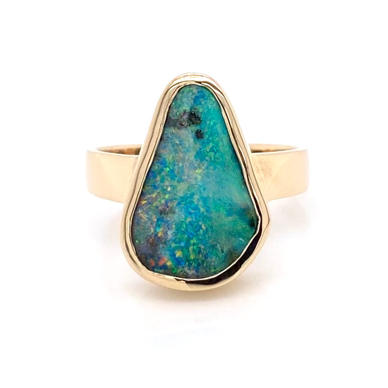 Ring med ægte solid boulder opal fra Australien indfattet i 14 karat guld. Ringen kommer med certifikat.