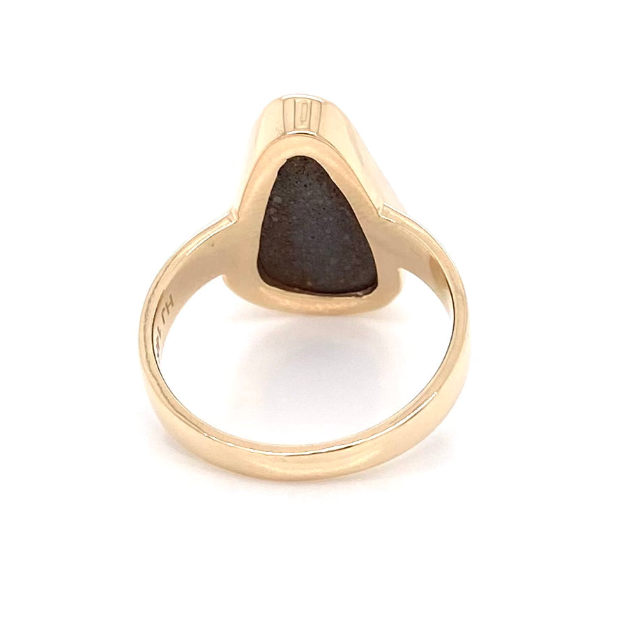 Ring med ægte solid boulder opal fra Australien indfattet i 14 karat guld. Ringen kommer med certifikat.
