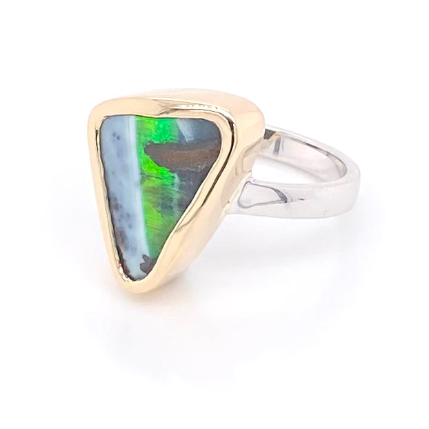 Ring med ægte solid boulder opal fra Australien indfattet i 14 karat guld og båndet er lavet af sterling sølv. Kommer med certifikat.