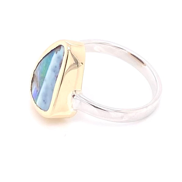 Ring med ægte solid boulder opal fra Australien indfattet i 14 karat guld og båndet er lavet af sterling sølv. Kommer med certifikat.