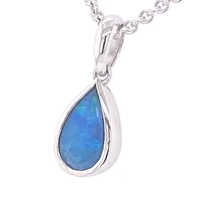 Vedhæng med en ægte solid krystal opal fra Australien indfattet i rhodineret sterling sølv.