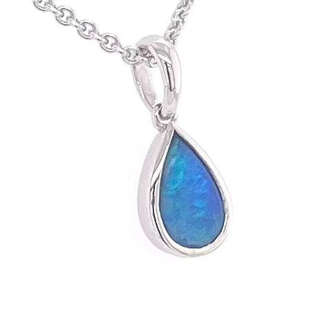 Vedhæng med en ægte solid krystal opal fra Australien indfattet i rhodineret sterling sølv.