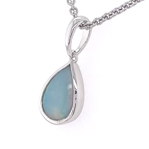Vedhæng med en ægte solid krystal opal fra Australien indfattet i rhodineret sterling sølv.