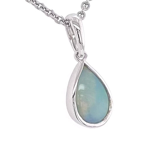 Vedhæng med en ægte solid krystal opal fra Australien indfattet i rhodineret sterling sølv.
