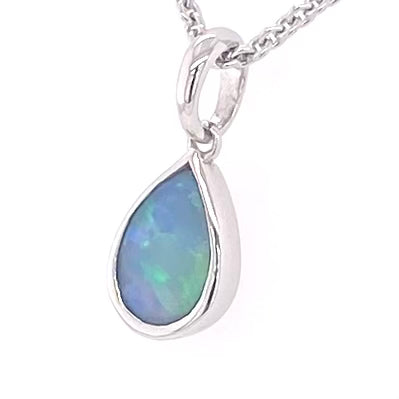 Vedhæng med en ægte solid krystal opal fra Australien indfattet i rhodineret sterling sølv.