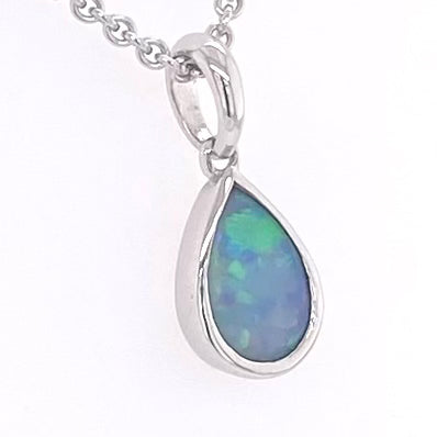 Vedhæng med en ægte solid krystal opal fra Australien indfattet i rhodineret sterling sølv.
