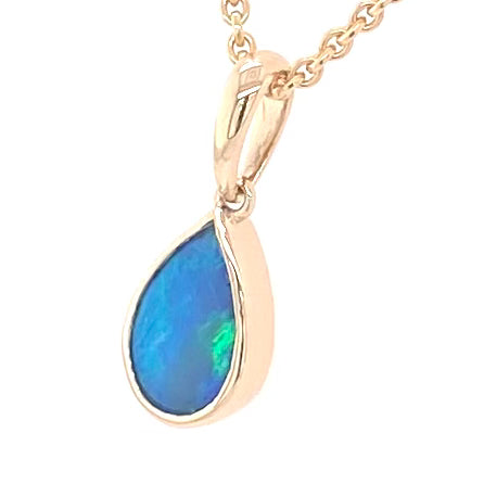 Vedhæng med en ægte solid krystal opal fra Australien indfattet i 14 karat guld.