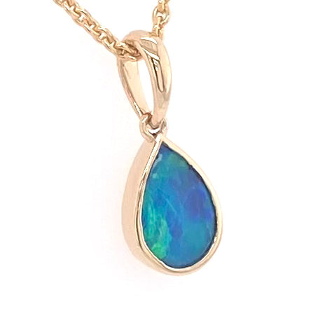 Vedhæng med en ægte solid krystal opal fra Australien indfattet i 14 karat guld.