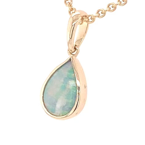 Vedhæng med en ægte solid krystal opal fra Australien indfattet i 14 karat guld.