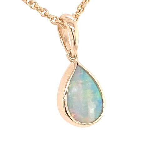 Vedhæng med en ægte solid krystal opal fra Australien indfattet i 14 karat guld.