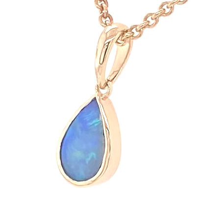 Vedhæng med en ægte solid krystal opal fra Australien indfattet i 14 karat guld.