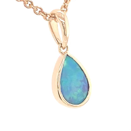 Vedhæng med en ægte solid krystal opal fra Australien indfattet i 14 karat guld.