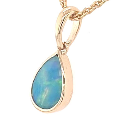 Vedhæng med en ægte solid krystal opal fra Australien indfattet i 14 karat guld.