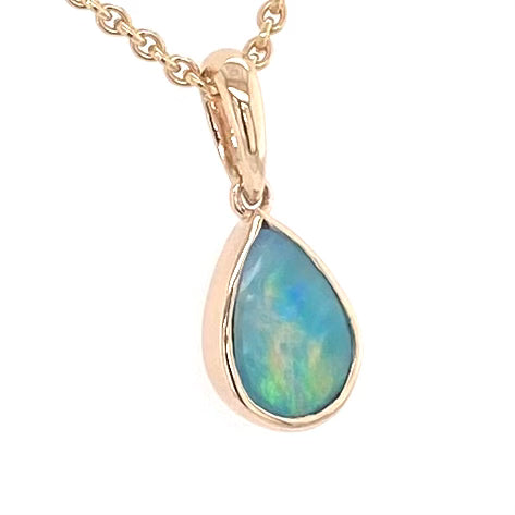 Vedhæng med en ægte solid krystal opal fra Australien indfattet i 14 karat guld.