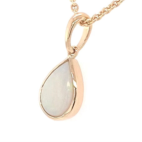 Vedhæng med en ægte solid krystal opal fra Australien indfattet i 14 karat guld.