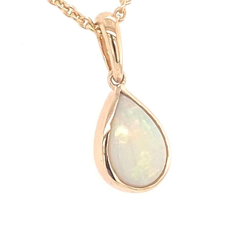 Vedhæng med en ægte solid krystal opal fra Australien indfattet i 14 karat guld.