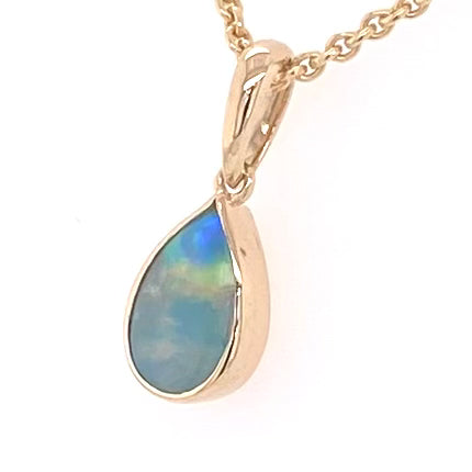 Vedhæng med en ægte solid krystal opal fra Australien indfattet i 14 karat guld.
