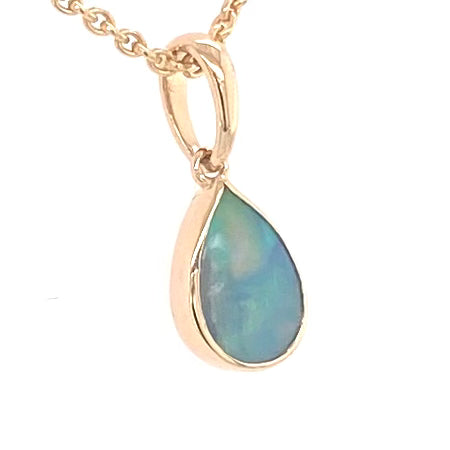 Vedhæng med en ægte solid krystal opal fra Australien indfattet i 14 karat guld.