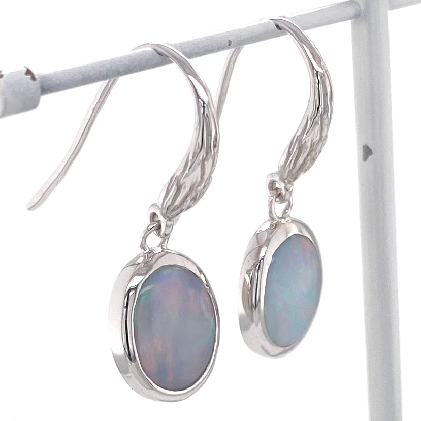 Opal ørehængerne har ægte solide Australske krystal opaler indfattet i sterling sølv.