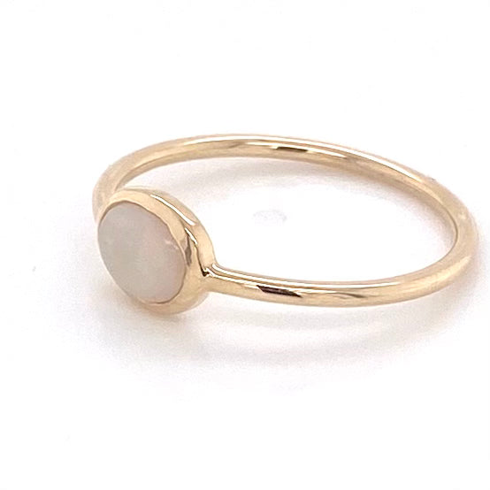 Ægte solid crystal opal fra Australien indfattet i 14 karat guld.