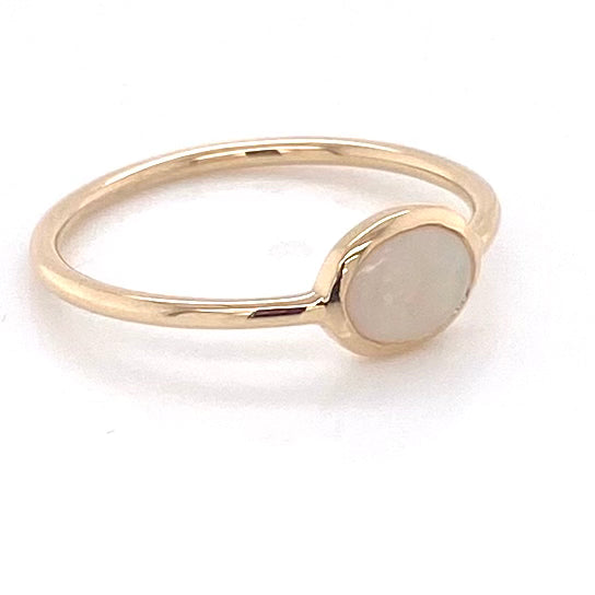 Ægte solid crystal opal fra Australien indfattet i 14 karat guld.