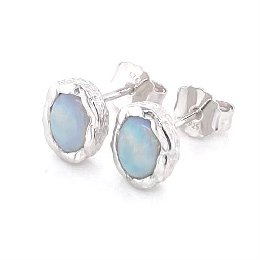 Ørestikkerne har ægte solid crystal opal fra Australien, indfattet i sterling sølv med organiske former.