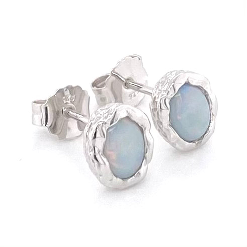 Ørestikkerne har ægte solid crystal opal fra Australien, indfattet i sterling sølv med organiske former.