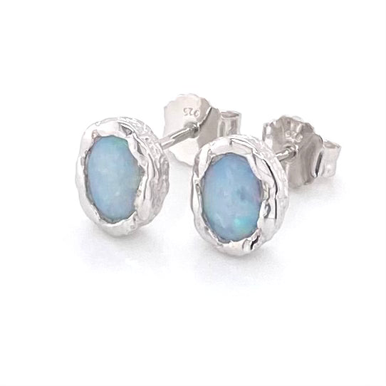 Ørestikkerne har ægte solid crystal opal fra Australien, indfattet i sterling sølv med organiske former.
