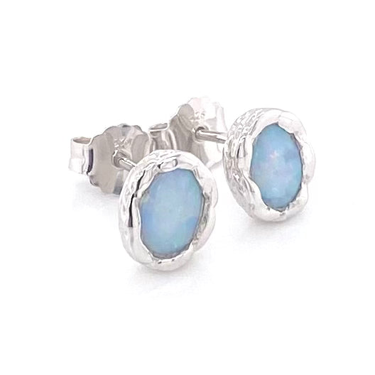 Ørestikkerne har ægte solid crystal opal fra Australien, indfattet i sterling sølv med organiske former.
