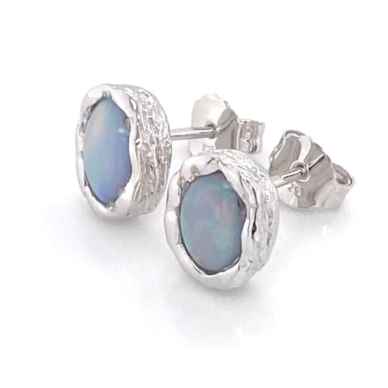 Ørestikkerne har ægte solid crystal opal fra Australien, indfattet i sterling sølv med organiske former.