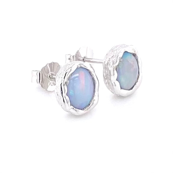 Ørestikkerne har ægte solid crystal opal fra Australien, indfattet i sterling sølv med organiske former.
