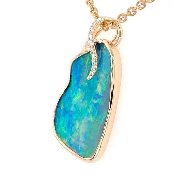 Opal vedhænget har en ægte solid Australsk krystal opal som er indfattet i 14 karat guld. Opalen er 5,38 ct. Med 10 brilliant diamanter 0,07 ct. W/SI.