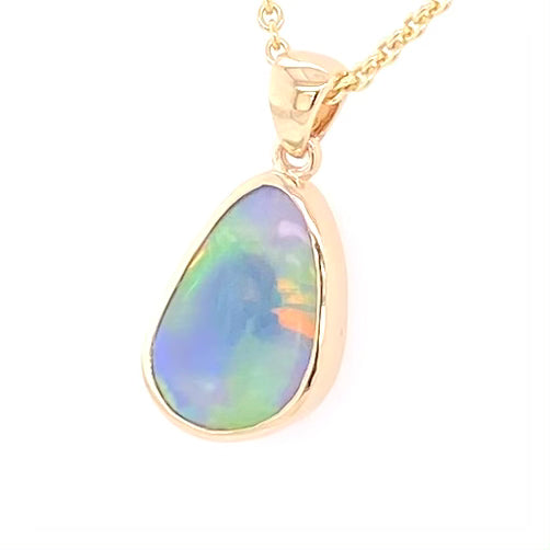 Vedhæng med en ægte solid krystal opal fra Australien indfattet i 14 karat guld. Opalen er 2,80 ct.