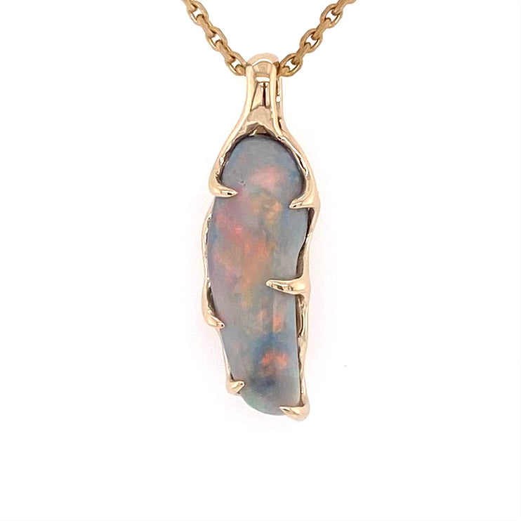 Vedhæng med en ægte solid krystal opal fra vores mine i Lightning Ridge, Australien indfattet i 14 karat guld. Opalen er 2,98 ct, og bodytone er N5.