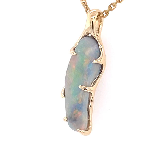 Vedhæng med en ægte solid krystal opal fra vores mine i Lightning Ridge, Australien indfattet i 14 karat guld. Opalen er 2,98 ct, og bodytone er N5.